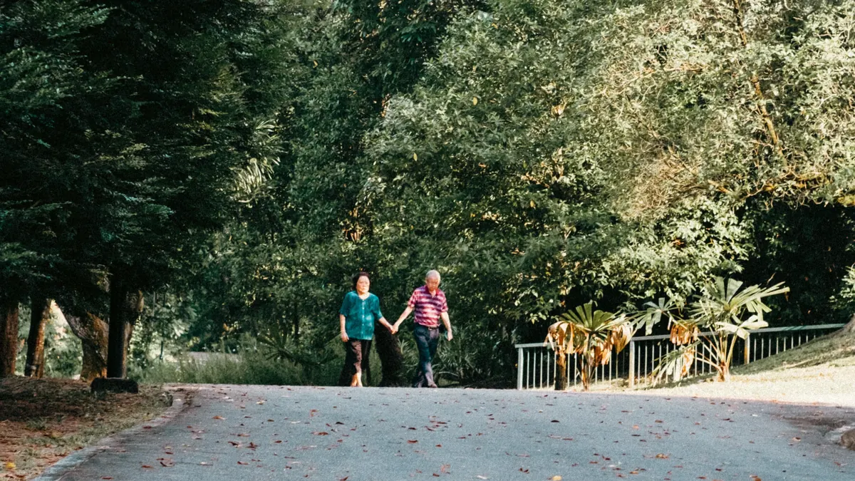 Wandelend echtpaar, Regiocampus Gezond Leven